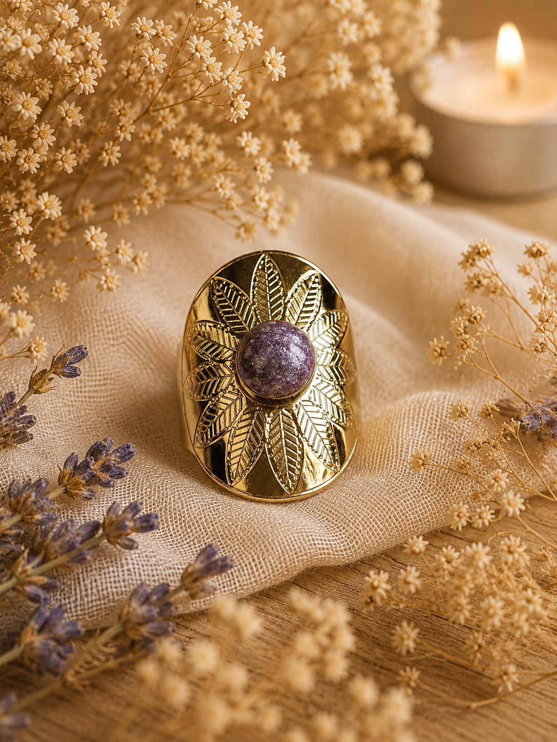 Bague chevalière dorée avec cabochon mauve et motif feuilles