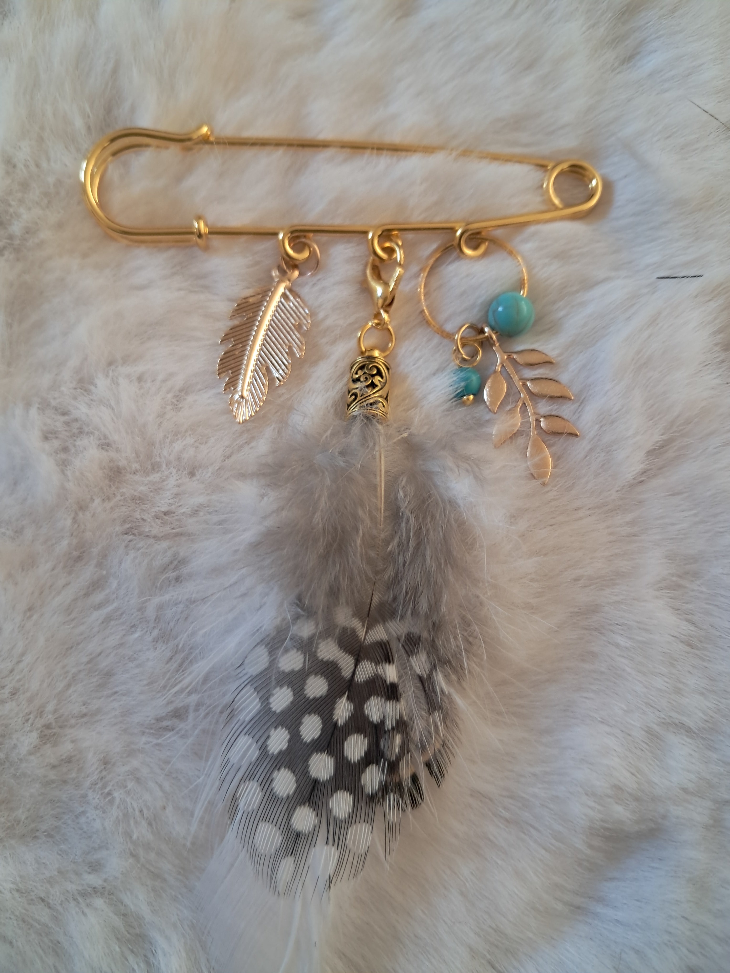 Broche de Selle Plume Naturelle Tachetée et Feuilles Dorées