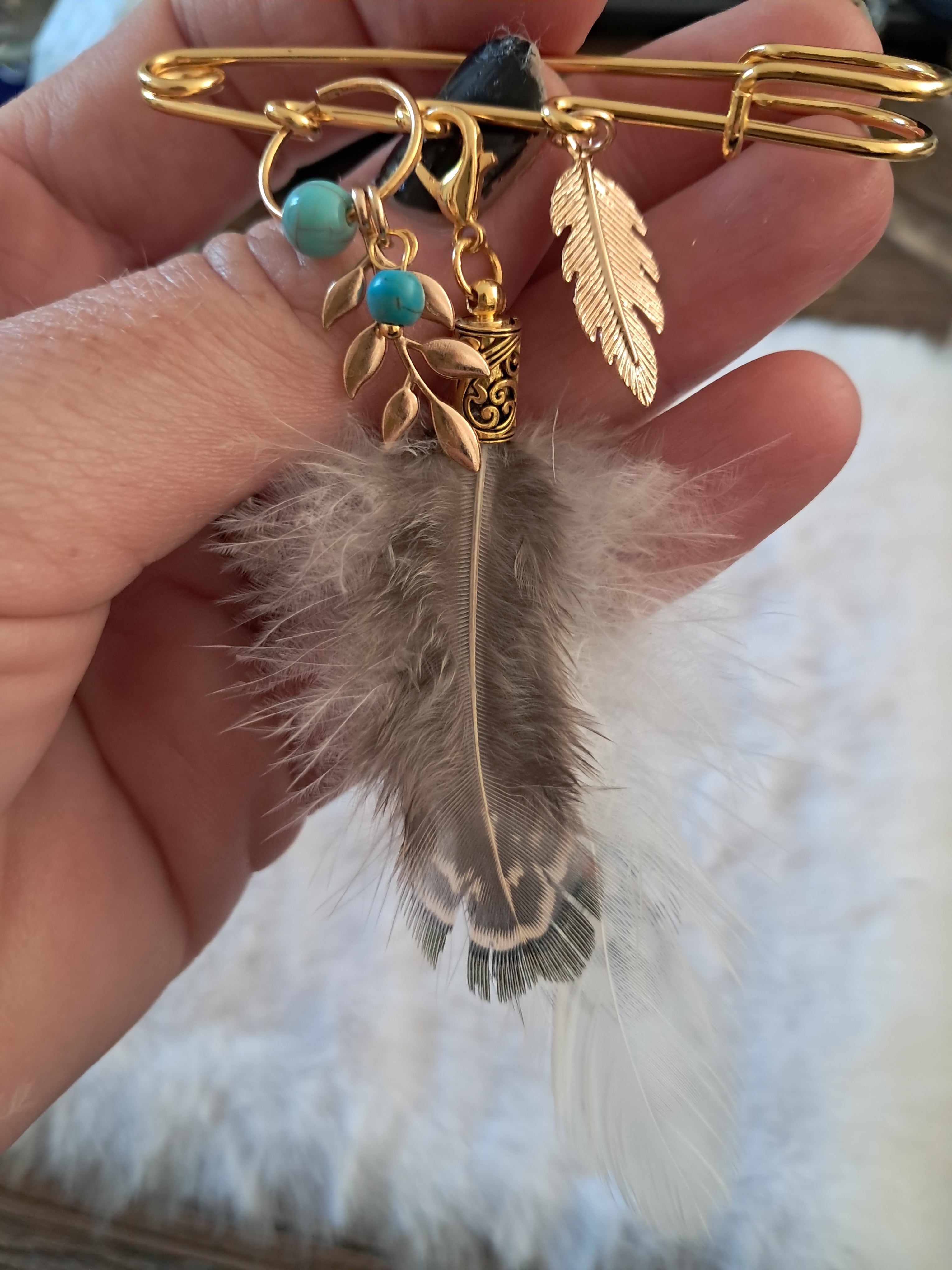 Broche de Selle Plume Naturelle Tachetée vue de face