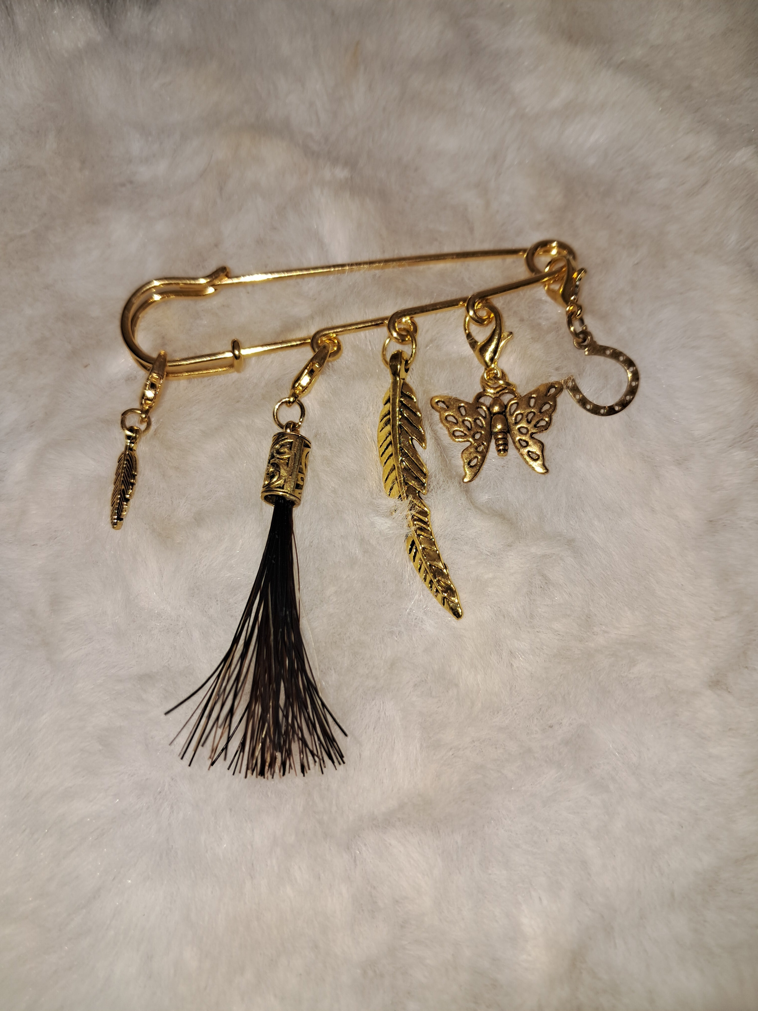 Broche de Selle Pompon Crins Papillon Fer à Cheval Dorés vue de face