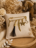 Broche de Selle Pompon Crins Papillon Fer à Cheval Dorés sur coussin